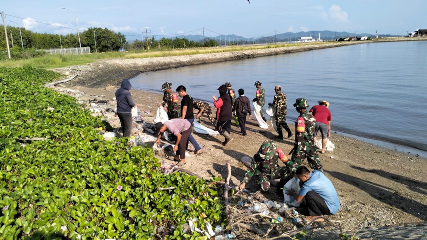 KARYA BAKTI -- Dan Ramil 1406-10/Pitumpanua Kodim 1406/Wajo Serma Abd Karim memimpin kegiatan Karya Bhakti TNI. Kegiatan ini difokuskan pada pembersihan Pantai Bangsalae di Kelurahan Siwa, Kecamatan Pitumpanua, Kabupaten Wajo, Minggu (7/1).