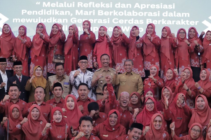 PENGGERAK -- Bupati Wajo, Amran Mahmud foto bersama usai membuka pameran Karya Sekolah Penggerak di Ruang Pola Kantor Bupati, Senin (29/1). Kegiatan pameran dirangkai pelantikan pengurus Dewan Pendidikan Kabupaten Wajo.  