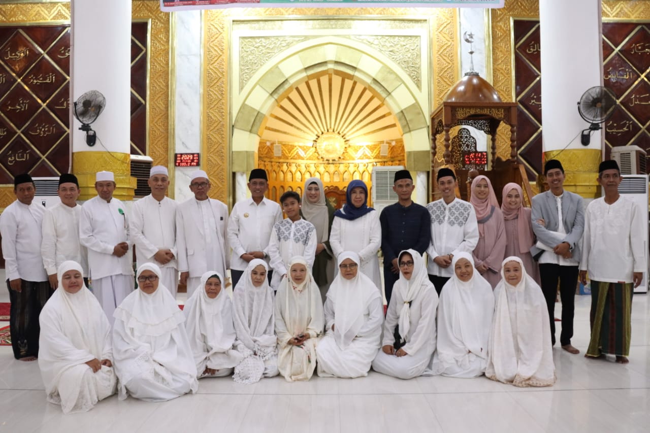 DZIKIR -- Bupati Wajo, Amran Mahmud menghadiri kegiatan Dzikir dan Doa di Masjid Agung Ummul Quraa Sengkang dalam rangka menyambut tahun 2024, Minggu (31/12).
