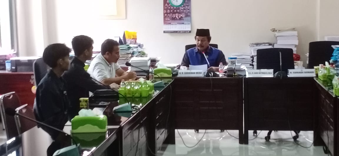 DATANGI DPRD -- Perwakilan massa AMIWB kembali mendatangi Gedung DPRD Wajo Selasa (30/1). Masa aksi diterima Ketua Komisi II DPRD Wajo, Sudirman Meru di ruang Komisi II.