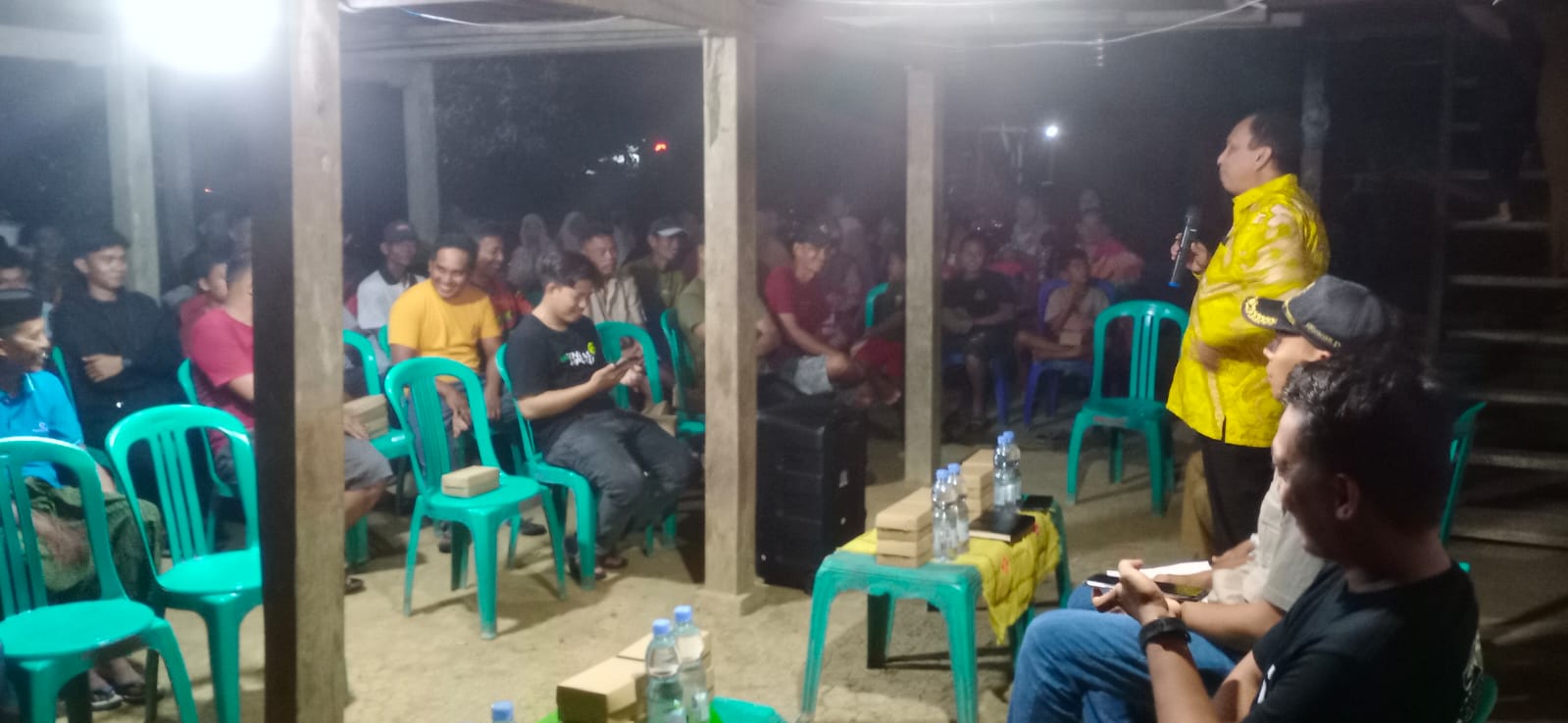 RESES -- Anggota DPRD Wajo, Yunus Panaungi melaksanakan reses di Desa Simpursia, Kecamatan Pammana, Selasa (30/1) malam.