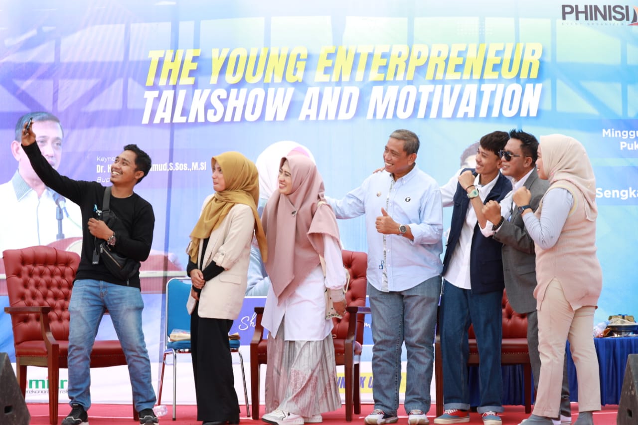 BUKA TALKSHOW -- -- Bupati Wajo, Amran Mahmud berswafoto dengan panitia usai membuka The Young Enterpreneur Talkshow and Motivation (Talkshow dan Motivasi Wirausaha Muda) sebagai rangkaian Sengkang Expo Festival 2024 di Ruang Terbuka Hijau (RTH) Callaccu, Sengkang, Minggu (14/1).