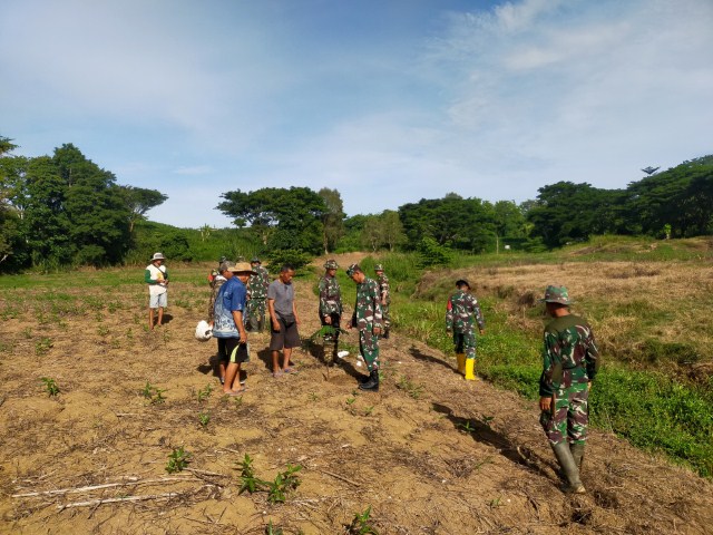 KARYA BAKTI -- Dan Ramil 1406-03/Maniangpajo Kabupaten Wajo Pelda (TNI) Bahar memimpin kegiatan Karya Bhakti di Dusun Salodua, Desa Mattirowalie, Kecamatan Maniangpajo, Kabupaten Wajo, Selasa (10/1). Kegiatan Karya Bakti untuk menjaga kelestarian lingkungan dan mencegah potensi bencana banjir. 