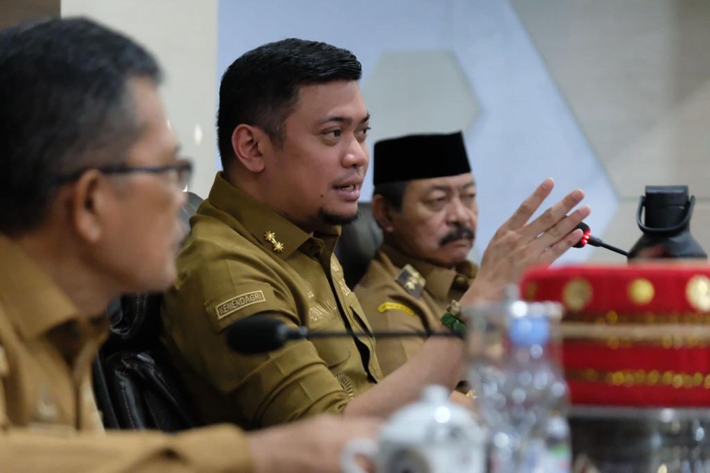 IST WASPADA -- Bupati Gowa, Adnan Purichta Ichsan bersama Wabup Abd Rauf Malaganni dan Pj Sekkab Gowa, Abd Karim Dania, dalam coffee morning menegaskan semua pihak patut waspada atas cuaca ekstrem saat ini dan membuat Posko di semua kecamatan. 