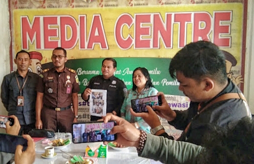 IST MEMPERLIHATKAN  BUKTI--Gakkumdu Tana Toraja memperlihatkan bukti kecurangan Caleg PSI Musa Lumalan Manglili 