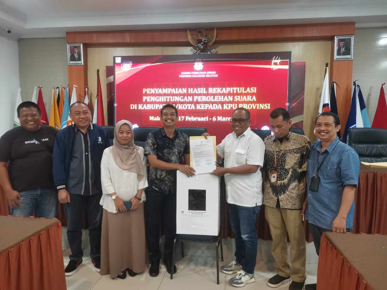 IST BERSAMA--Ketua Bawaslu Kota Parepare Zainal bersama Ketua KPU kota Parepare Muh Awal Yanto