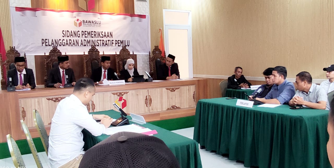 BKM/SAR SIDANG -- Suasana sidang agenda pemeriksaan dugaan kecurangan penundaan Sirekap yang dilaporkan tim paslon Amin di Pattallassang. 