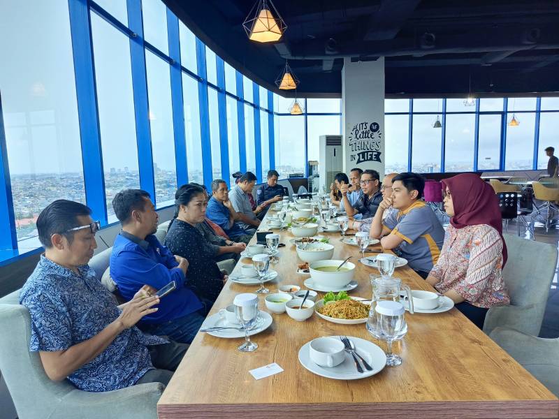 Kepala Kantor Perwakilan LPS Makassar, Fuad Zaen saat melakukan silaturahmi dengan pimpinan Media Fajar Group di lantai 19 Graha Pena.