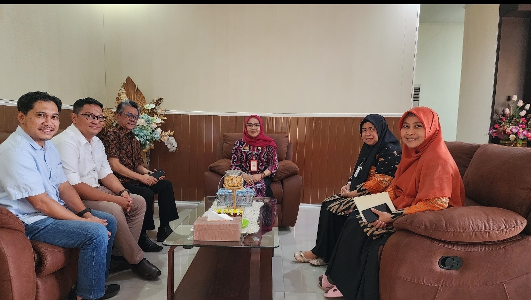 Pengurus PDHI Sulselbar saat audiens dengan Kadis PKH Sulsel, drh Nurlina Saking di kantor Dinas PKH Sulsel.