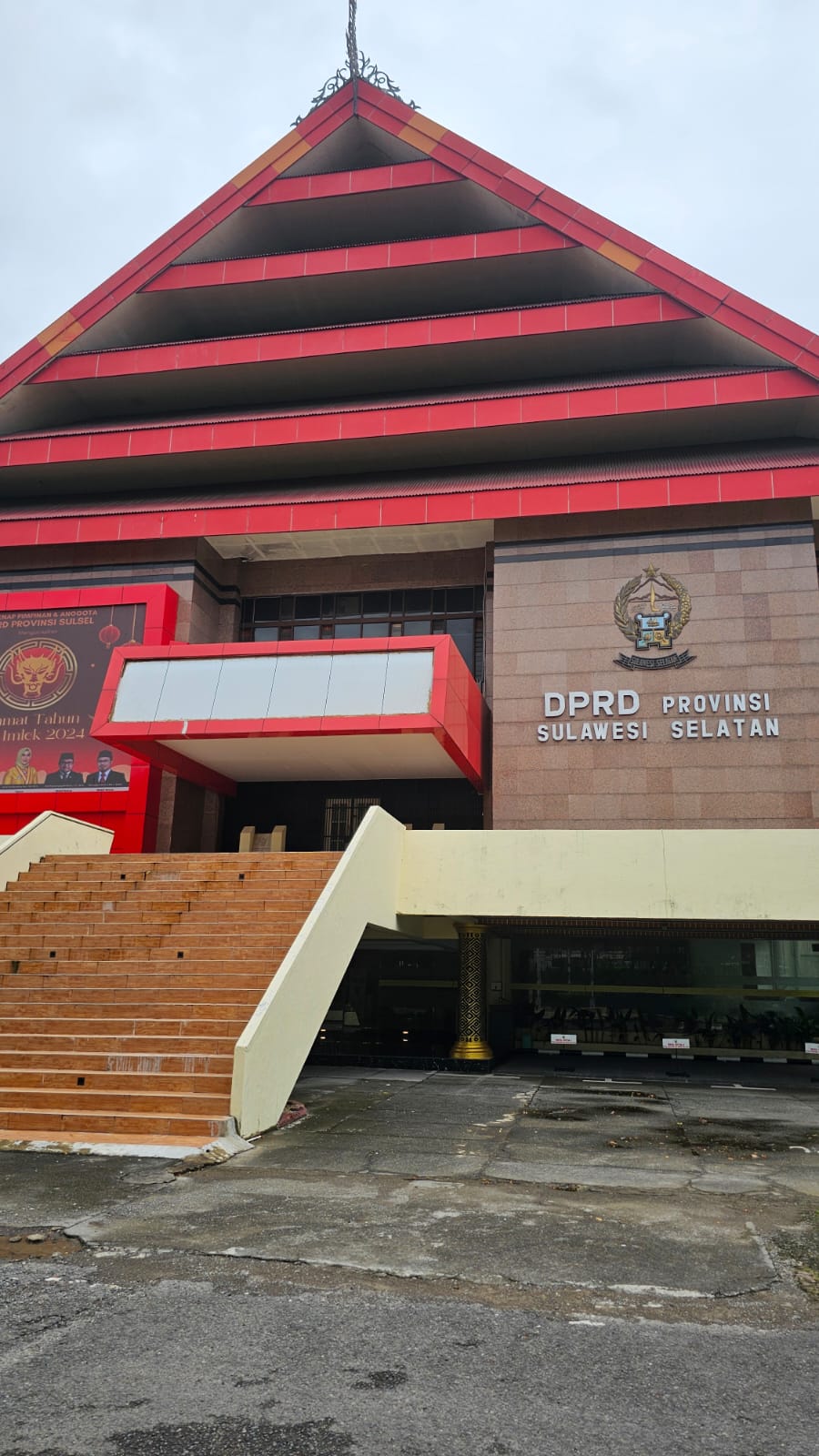 IST LENGANG--Gedung wakil rakyat di DPRD Provinsi Sulsel terlihat lengang dari aktivitas, Senin (12/2)