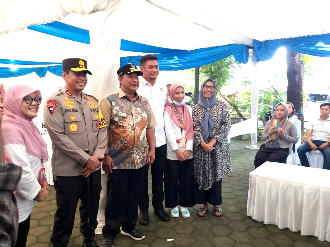 Adnan Bareng Istri, Wabup Nyoblos di Manuju