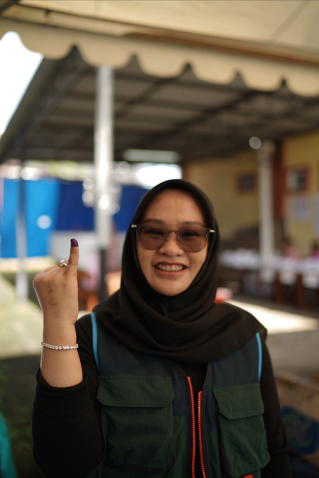 IST MENYALURKAN--Anggota Fraksi Nasdem DPRD Sulsel Rezki Mulfiati Lutfi menyalurkan hak politiknya di TPS 023 Kecamatan Rappocini Kota Makassar  