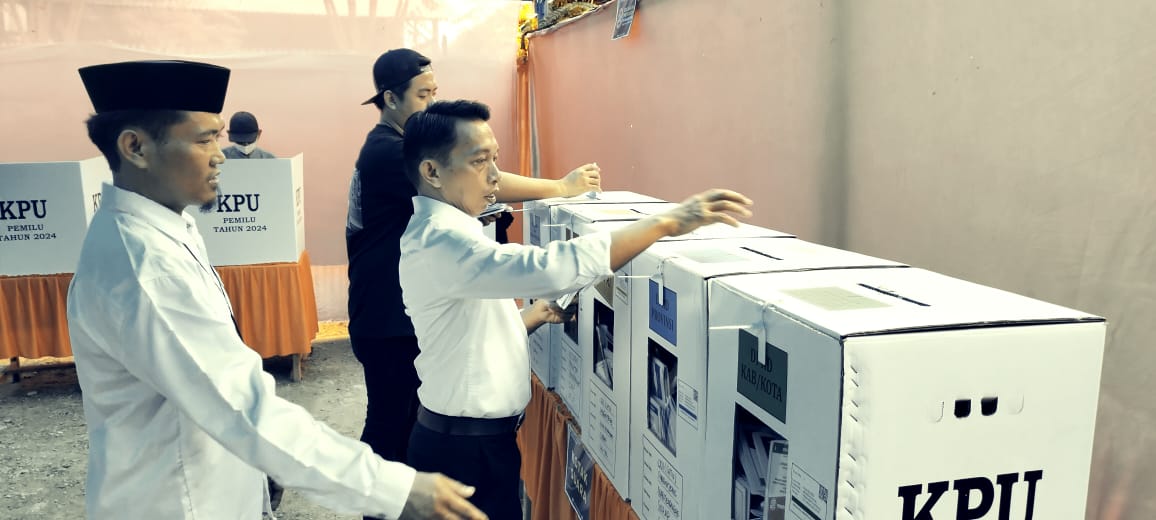 IST DAMPINGI--Wakil Ketua DPRD Sulsel Syaharuddin Alrif dampingi Istri ke Tempat Pemungutan Suara untuk mencoblos 