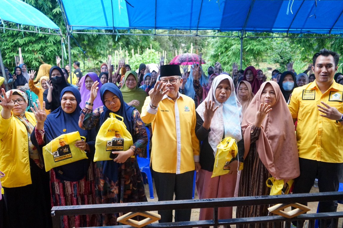 IST KAMPANYE--Dua Caleg Golkar DPR RI di dapil Sulsel II ketika melakukan kampanye yakni Taufan Pawe (kanan) serta Supriansa 