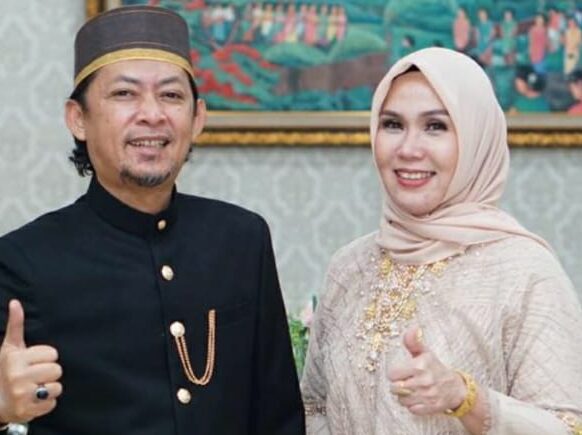 IST BERSAMA--Caleg Golkar Muh Yulianto Badwi bersama sang istri yang tak lain adalah Ketua DPRD Sulsel Andi Ina Kartika Sari 