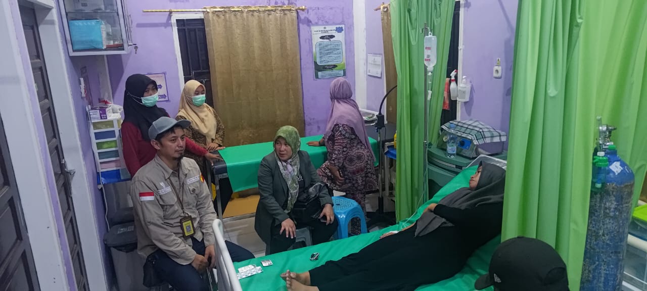  IST MENGUNJUNGI--Ketua Bawaslu Sulsel Mardiana Rusli mengunjungi salah seorang penyelenggaran yang terbaring sakit 