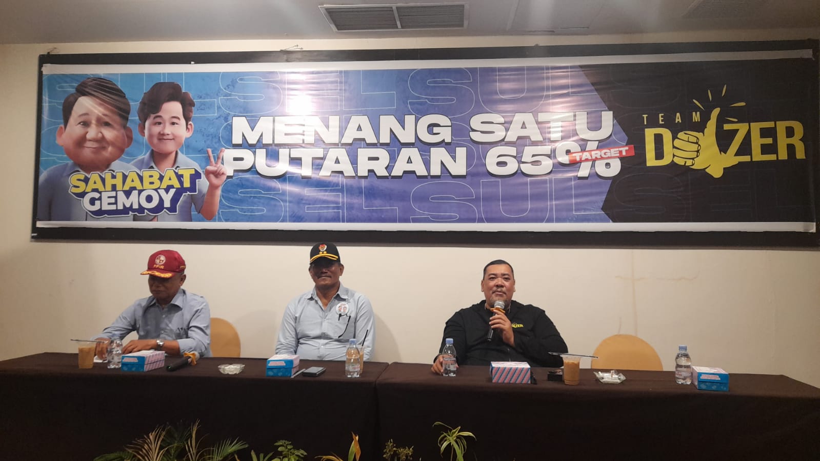 IST BERI KETERANGAN--Panglima Dozer Rully Rozano bersama ketua TKD Sulsel Irjen Pol (Purn) Andi Damisnur dan Ketua Rekawan PPIR memberikan keterangan persiapan kedatangan Prabowo Subianto di Hotel Claro Makassar, Kamis (1/2).    