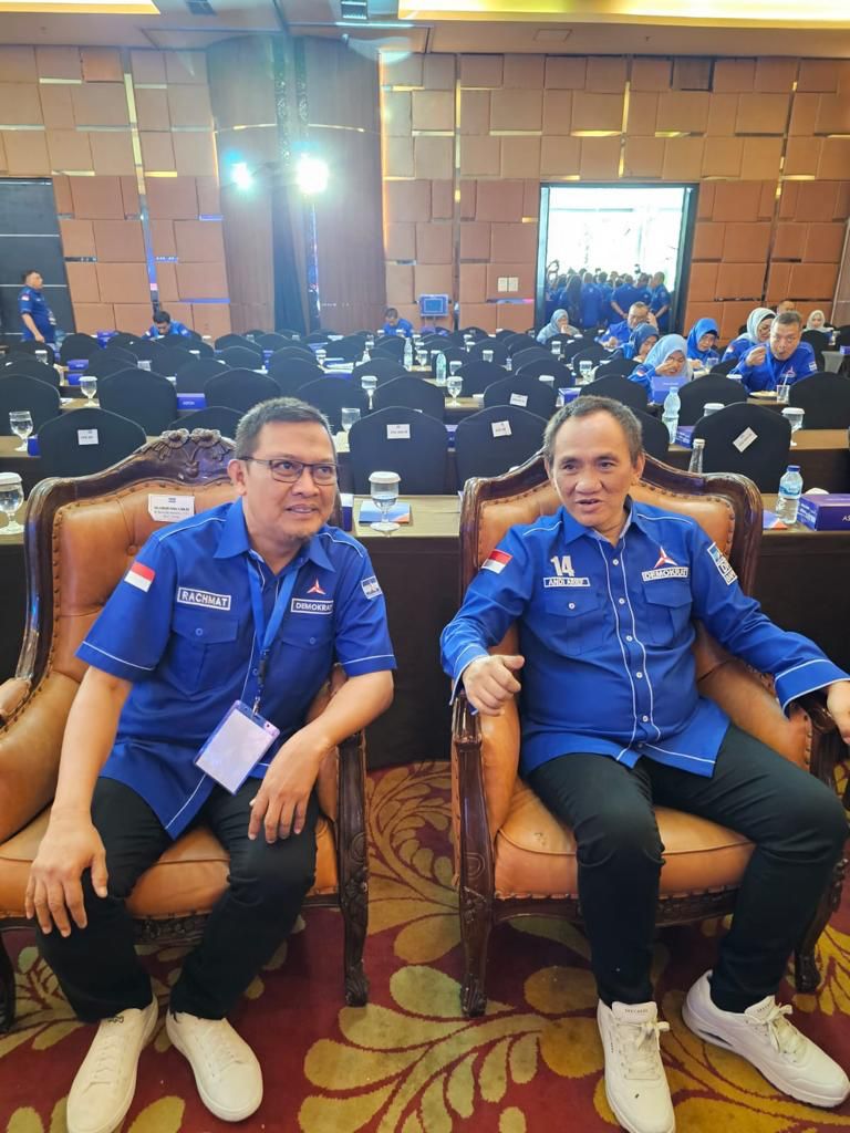 IST BERTEMU--Caleg Partai Demokrat untuk DPR RI Dapil Sulsel I Abdul Rachmat Noer ketika bertemu Ketua Bappilu DPP Partai Demokrat Andi Arief   