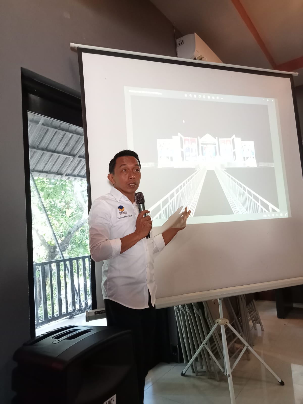 IST MEMAPARKAN--Ketua TKD Amin untuk Sulsel Syaharuddin Alrif memaparkan beberapa strategi persiapan kedatangan Calon Presiden Anies Baswedan di Kota Parepare 