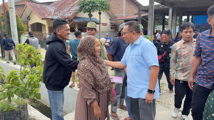 IST MENYALAMI--Anggota Fraksi Golkar DPR RI petahana Muhammad Fauzi menyalami salah seorang warga   