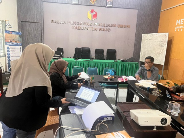 IST SUPERVISI--Ketua Bawaslu Sulsel Mardiana Rusli melakukan supervisi pengawasan ke tiga daerah, yakni Bawaslu Kabupaten Maros, Soppeng, Bone dan Wajo, Senin (19/2)