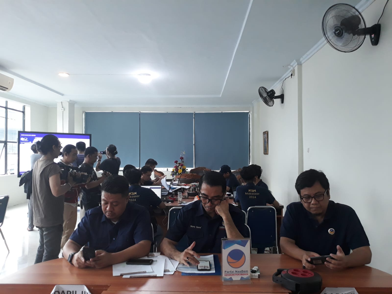 IST REKAP SUARA--Bappilu Nasdem Sulsel sementara melakukan rekapitulasi suara hasil Pileg untuk 3 Dapil DPR RI serta 11 Dapil untuk DPRD Sulsel 