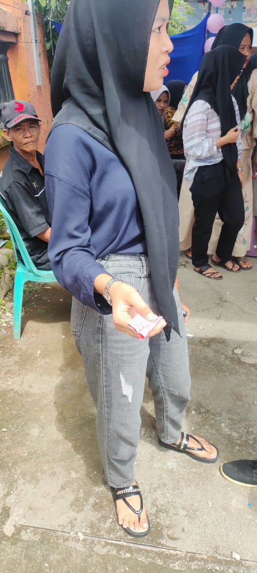  IST BARANG BUKTI--Seorang perempuan berinisial Ani dengan barang bukti uang yang telah diterima dari salah satu tim Caleg. Surat terima laporan di bawaslu (insert)   