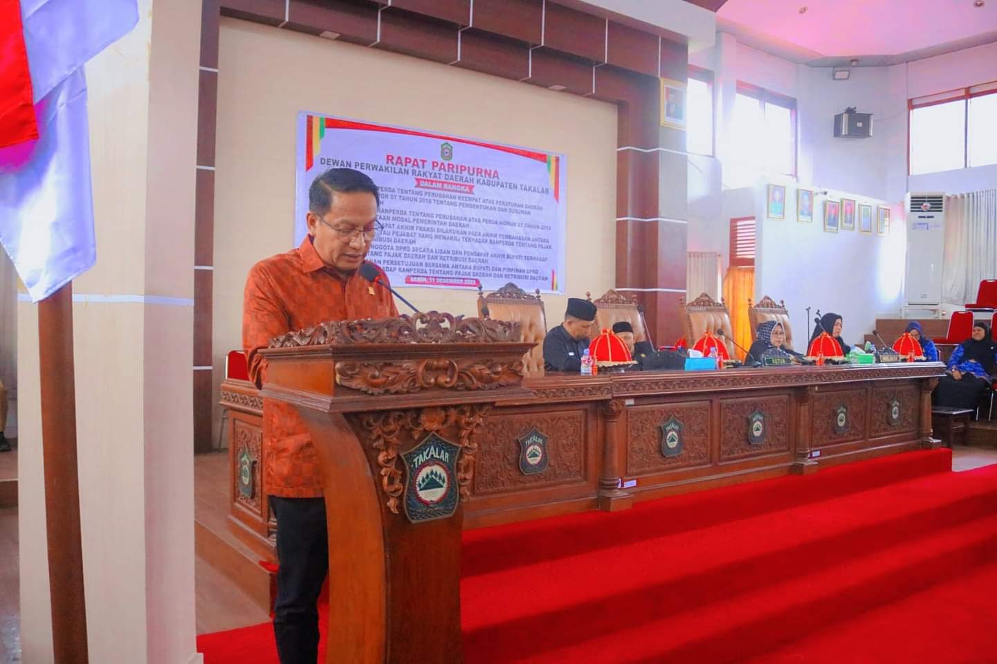 IST LAPORAN--Ketua DPC Partai Gerindra Kabupaten Takalar, H Indar Jaya memberikan laporan pada sebuah rapat paripurna DPRD Takalar 