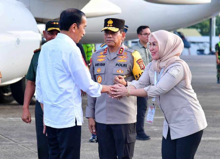 IST MENYALAMI--Ketua DPRD Sulsel Andi Ina Kartika menyalami Presiden RI Jowo Widodo ketika berkunjung di Sulsel 