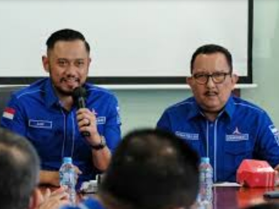 IST BERSAMA--Ketua DPD Partai Demokrat Sulsel Ni'matullah Erbe bersama ketua umum DPP Agus Harimurti Yudhoyono (AHY). Kemarin, Rabu (21/2) AHY telah dilantik sebagai Menteri Agraria dan Tata Ruang / Kepala Badan Pertanahan Nasional (ATR/BPN) oleh Presiden RI Joko Widodo