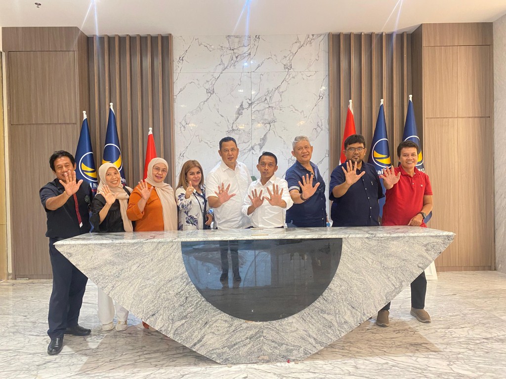 IST BERSAMA--Sekretaris DPW Partai Nasdem Sulsel Syaharuddin Alrif beserta pengurus usai memberikan keterangan bersama Ketua DPW Rusdi Masse 