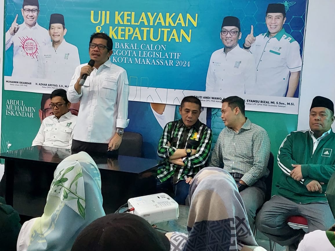 IST MOTIVASI--Ketua DPW PKB Sulsel Azhar Arsyad memberikan motivasi kepada seluruh caleg dan kader didampingi ketua DPC PKB Makassar Fauzi Andi Wawo (paling kiri)   