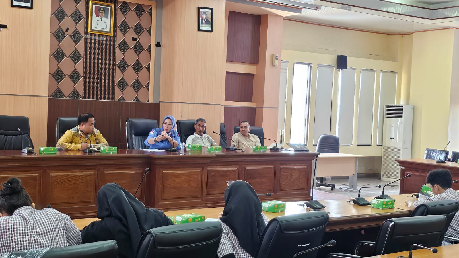 IST MOTIVASI--Ketua DPRD Sulsel Andi Ina Kartika memberikan motivasi materi penerimaan bagi siswa Yayasan Citra Wahana Pelangi SMA Metro School di DPRD Sulsel, Jumat (23/2)