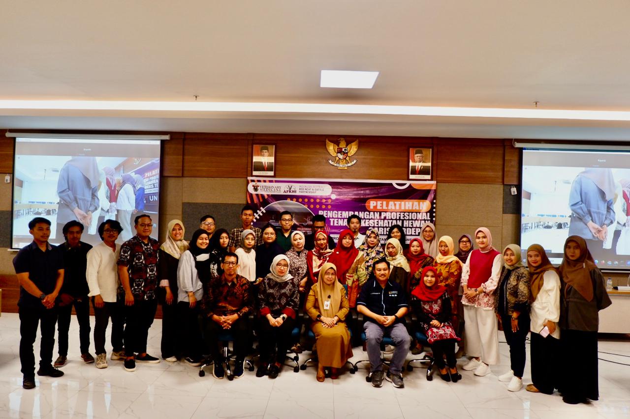 IST DOKTER HEWAN-Foto bersama para dokter hewan dari Sulsel dan Sulbar yang telah menyelesaikan pelatihan profesional pengembangan tenaga kesehatan hewan garis depan yang diinisiasi oleh AFKHI dan IARMCP.