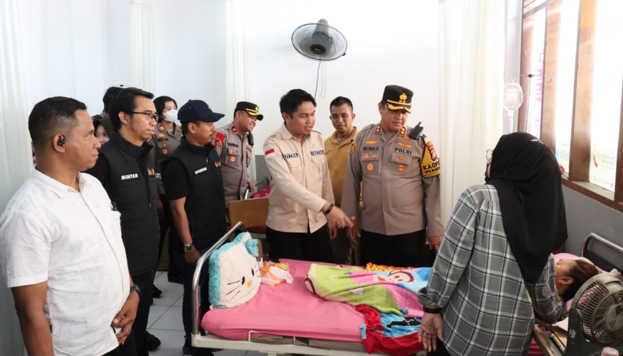 BKM/IST MENJENGUK--Kapolres Gowa AKBP Reonald TD bersama Ketua KPU Fitra dan Ketua Bawaslu Saparuddin serta Camat Somba Opu Agussalim menjenguk Amaliah dan Marlisa di Puskesmas Somba Opu. 