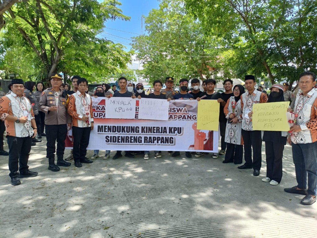 IST AKSI DAMAI--Mahasiswa yang tergabung dalam AMCPD Sidrap menggelar aksi damai di depan Kantor KPU Sidrap Jalan Ressang Nomor 06 Pangkajene, Minggu (25/2) siang. Aksi itu tidak mengganggu rapat pleno penetapan rekapitulasi hasil penghitungan suara.