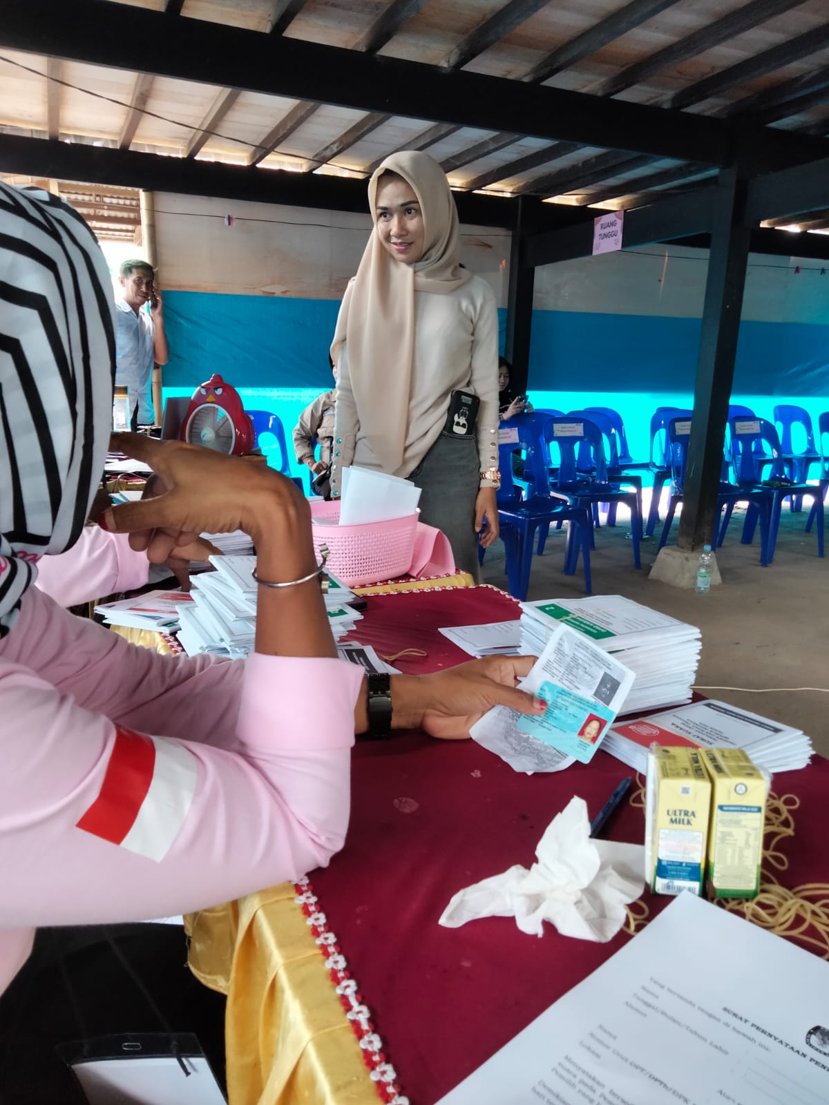 IST PROSES--TIM Sentra Gakkumdu Sidrap melakukan proses kasus pemilih perempuan yang mencoblos dua kali
