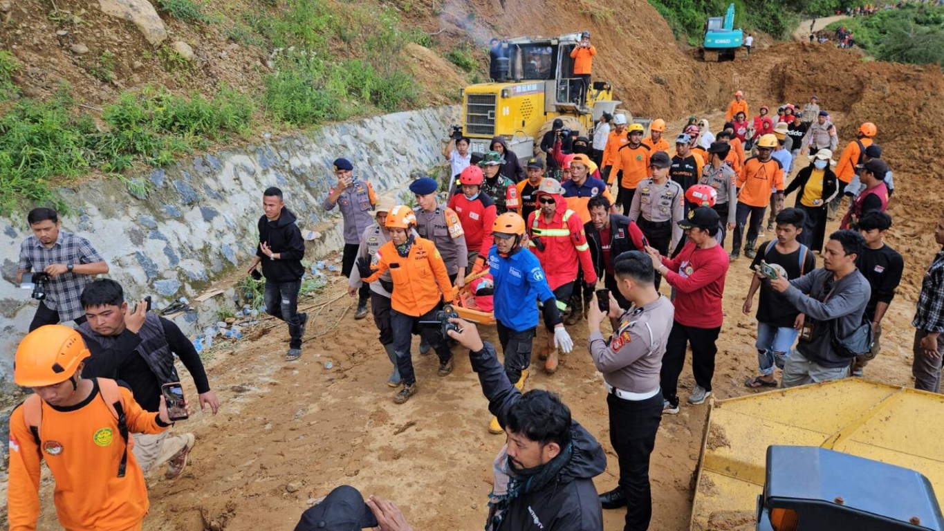 Tim K9 Polda Sulsel Cari Korban Longsor