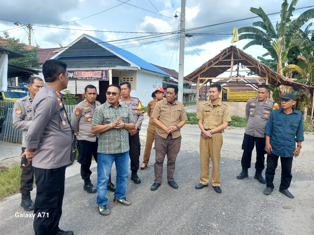 IST MENINJAU--Anggota Komisi V DPR RI Muhammad Fauzi meninjau lokasi pembangunan Rusun Aspol Luwu Utara 