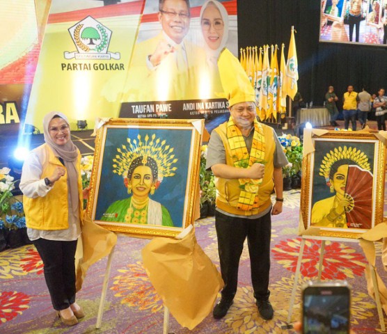 IST MEMUJI--Ketua umum DPP Partai Golkar Airlangga Hartarto memuji lukisan yang telah diterima dari Andi Ina Kartika Sari yang juga Ketua DPRD Sulsel