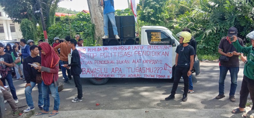 IST GELAR DEMO--APMP menggelar demo untuk bawaslu Tana Toraja akibat banyaknya pelanggaran yang dilakukan Caleg dengan manfaatkan bantuan pemerintah