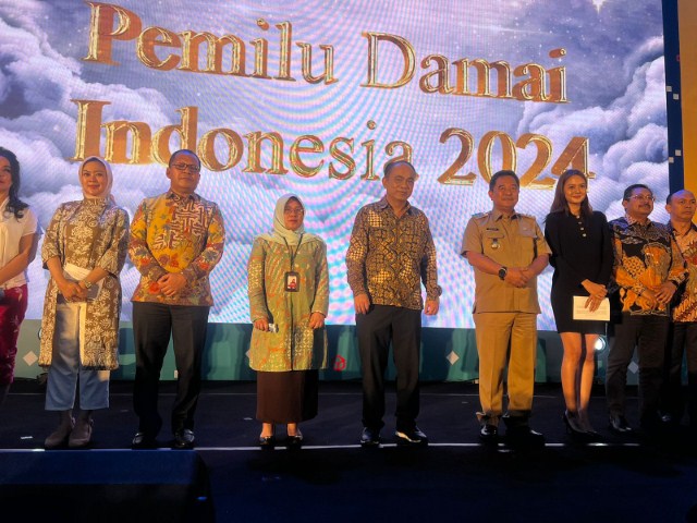 IST BERSAMA--Ketua Bawaslu Sulsel Mardiana Rusli bersama Pj Gubernur dan Wali Kota Makassar disela sela kegiatan Talk show Literasi Digital di Upper Hills Convention Hall, Kota Makassar, Kamis, (1/2).