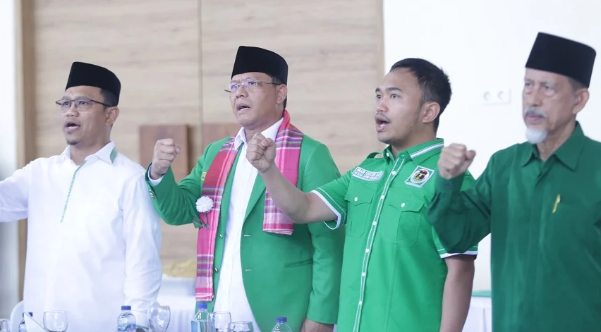 IST BERSAMA--Ketua DPW PPP Sulsel Imam Fauzan bersama ketua umum DPP PPP Muhammad Mardiono serta Waketum HM Amir Uskara pada kegiatan Harlah PPP di GOR Sudiang Makassar 