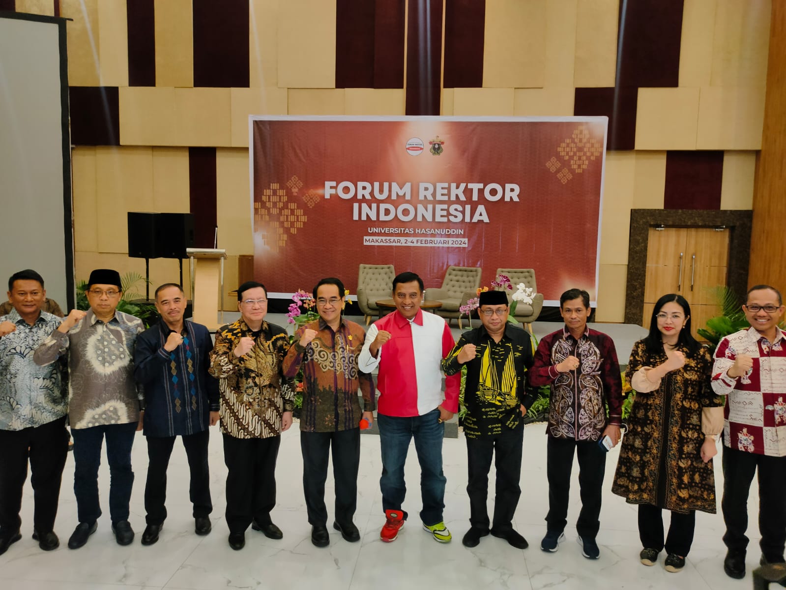 IST DEKLARASI-Rektor dari peguruan tinggi yang tergabung dalam Forum Rektor Indonesia menggelar Deklarasi Pemilu Damai di kampus Unhas, Makassar, Sabtu malam (3/2). Mereka menyerukan lima poin penting. 