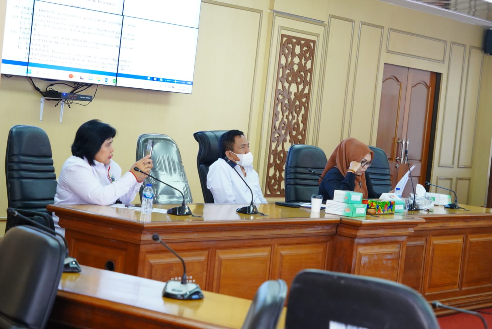IST RAPAT PANSUS--Anggota Fraksi Golkar DPRD Sulsel Fachruddin Rangga ketika memimpin rapat panitia khusus beberapa waktu lalu.   