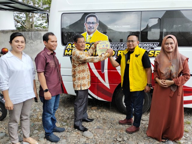 IST MENYERAHKAN--Anggota Komisi V DPR RI dari Fraksi Golkar Muhammad Fauzi menyerahkan satu unit bus operasional ke Yayasan Kesehatan Gereja Toraja, Sabtu (3/2)