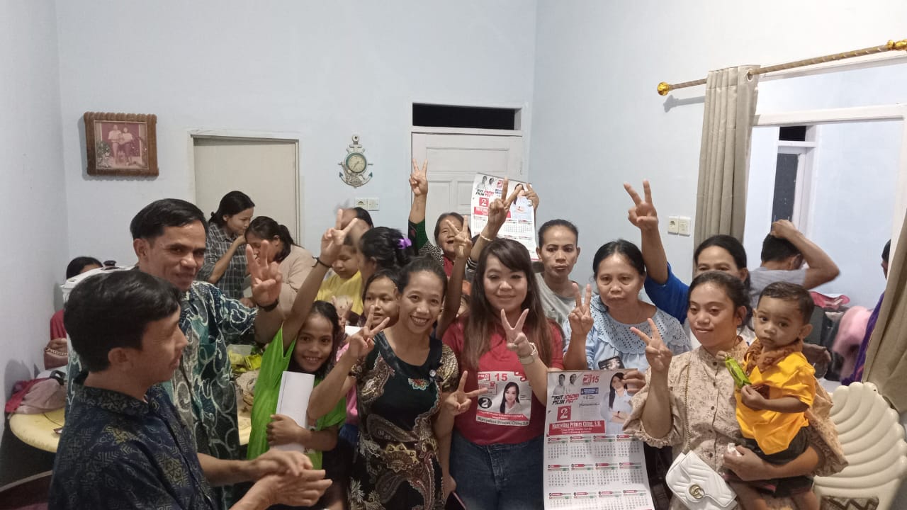 IST BLUSUKAN--Caleg PSI untuk DPRD Sulsel Dapil III Sulsel Marsyelina Princes Ching melakukan blusukan sambil membagikan kartu di kecamatan Moncongloe Bulu, Kabupaten Gowa, Rabu (31/1)