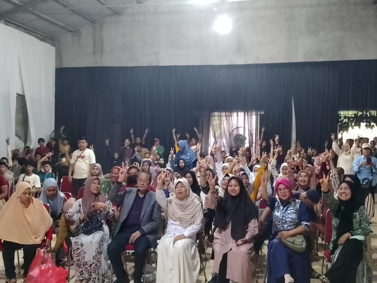 IST MENGHADIRI RESES--Politisi Gerindra yang juga Caleg DPRD Sinjai Hj Kamawati menghadiri reses Anggota Fraksi Gerindra DPRD Sulsel, Muhtar Mappatoba. 