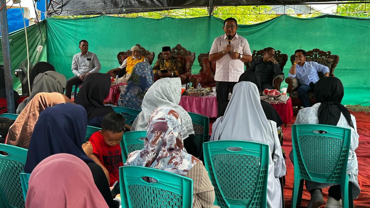 IST SOSIALISASI--Anggota Komisi V DPR RI Muhammad Fauzi bersama Ketua DPD II Golkar Kabupaten Luwu, Patahuddin dihadapan ratusan masyarakat saat melakukan sosialisasi di Desa Bakti, Kecamatan Ponrang Selatan,Kabupaten Luwu, Selasa (6/2)