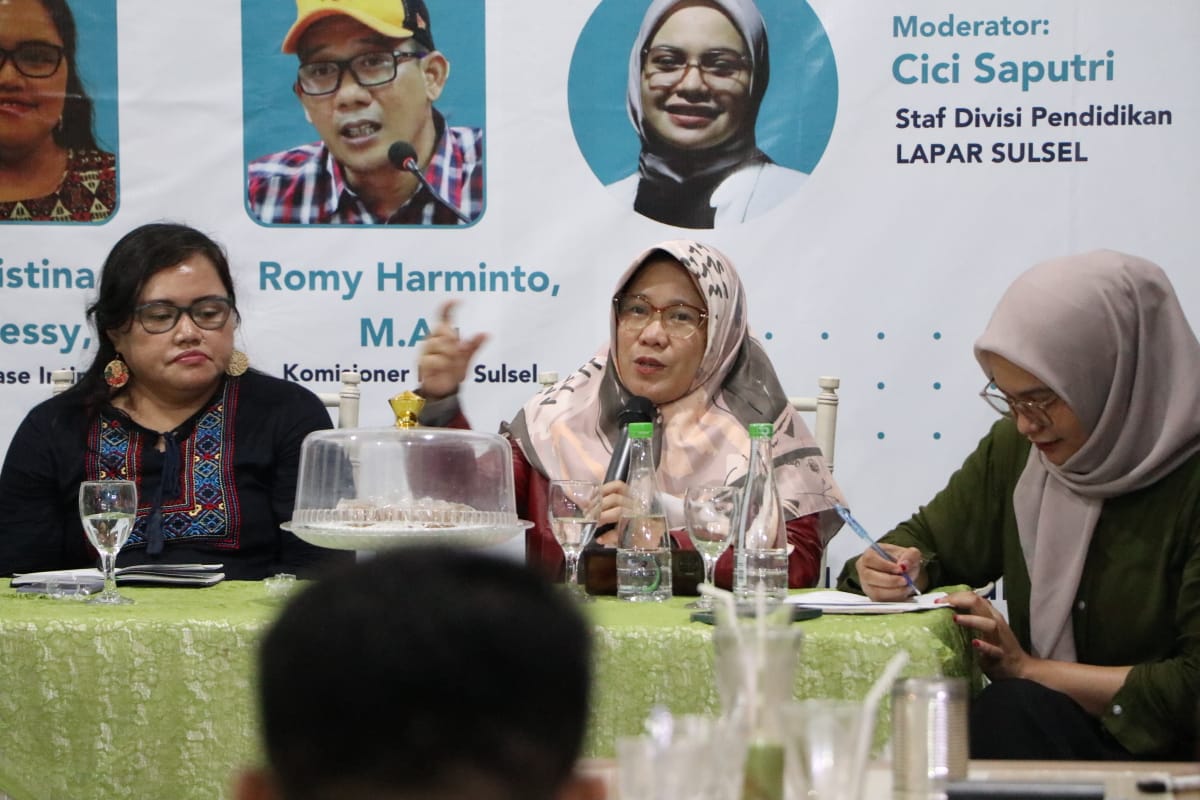 IST PENGAWASAN--Ketua Bawaslu Sulsel Mardiana Rusli ketika melakukan pengawasan pemutakhiran data pemilih di Kabupaten Bulukumba. Mardiana memberikan arahan kepada jajaran pengawas di Sulsel pada rapat kerja pelaporan hasil pengawasan pemutakhiran data pemilih (kiri)  